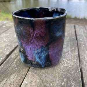 Handgemachte schwarze Tasse