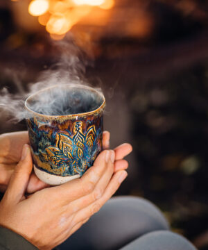 Wie wird eine Kakaozeremonie durchgeführt? Kakaozeremonie Räucherrituale Keramik kaufen shop Kakaozeremonie kreative Frauen Sachsen Jana Maenz Mathimuffin bunter Schmetterling Keramikbrand Keramik Netzwerk Tasse Lotus