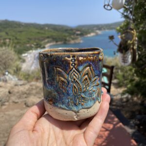 Handgemachter Kakaozeremonie-Becher Tasse getöpfert blau Keramik handgemacht Yoga Lotus Meditation Kakaozeremonie Töpferei regional nachhaltig Tassen getöpfert