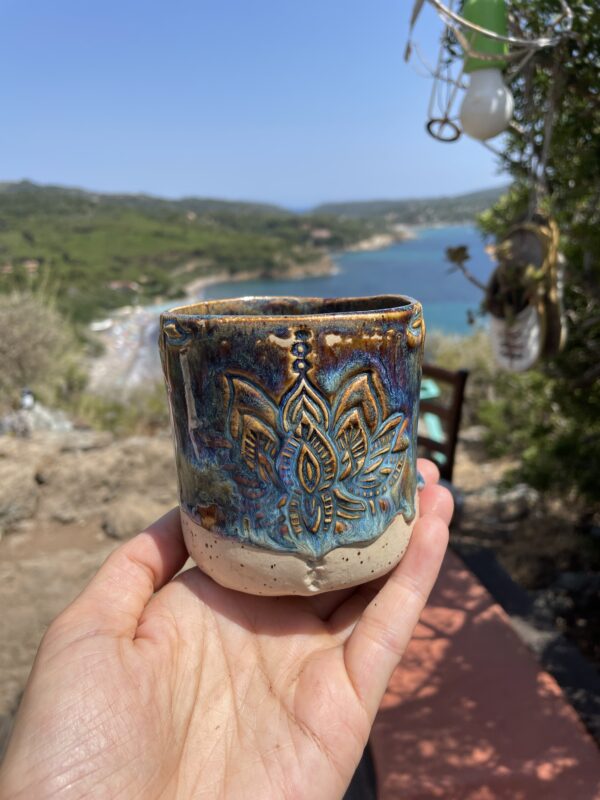 Handgemachter Kakaozeremonie-Becher Tasse getöpfert blau Keramik handgemacht Yoga Lotus Meditation Kakaozeremonie Töpferei regional nachhaltig Tassen getöpfert