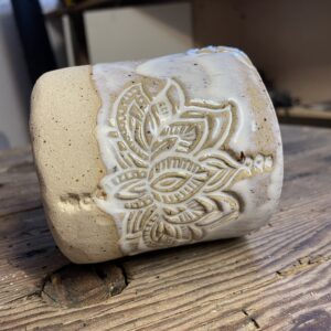 Tasse getöpfert Keramik handgemacht Kakaozeremonie Töpferei regional small business weiß boho landhaus Lotus Yoga Meditation