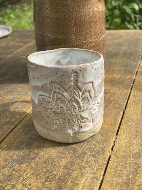 Keramik Tasse handgemacht Lotus weiss