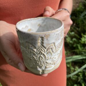 Keramik Tasse handgemacht Lotus weiss