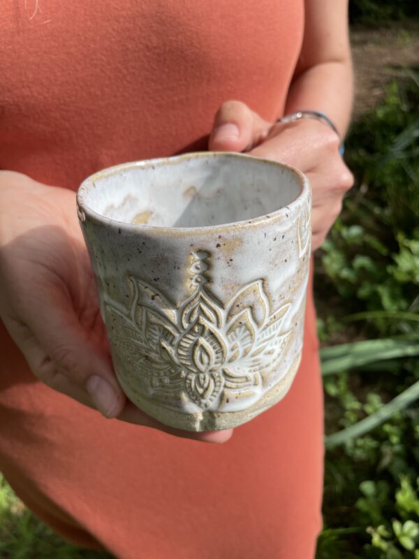 Keramik Tasse handgemacht Lotus weiss
