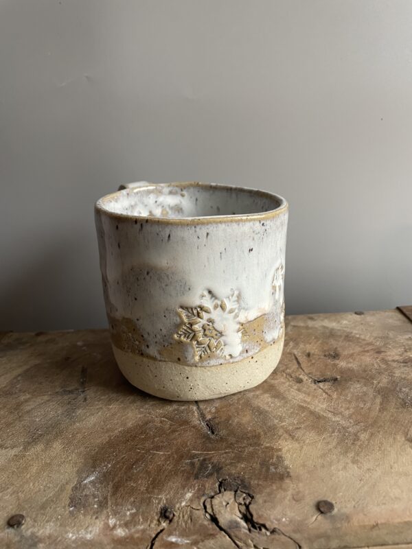 Handgemachte Wintertasse mit Schneeflocken-Motiv