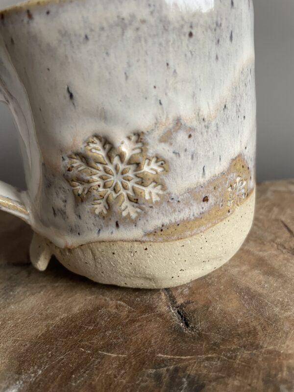 Handgemachte Wintertasse mit Schneeflocken-Motiv