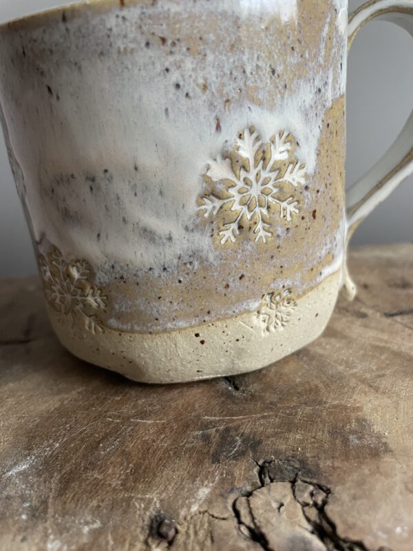 Handgemachte Wintertasse mit Schneeflocken-Motiv