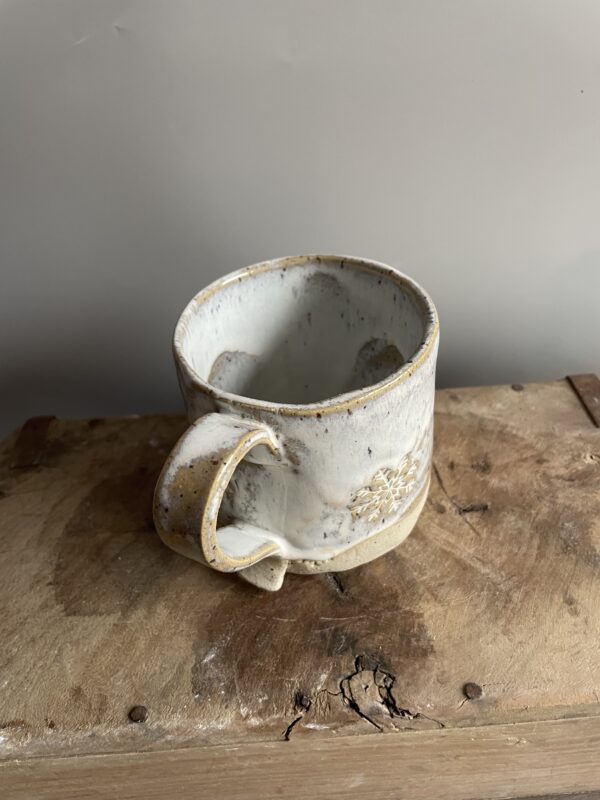 Handgemachte Wintertasse mit Schneeflocken-Motiv