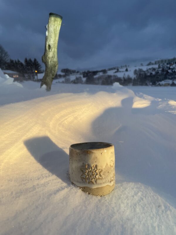 Tasse mit Schneeflocken handgemach getöpfert Keramik Winter