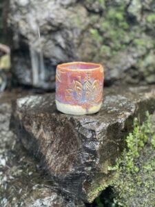 Handgemachter Keramikbecher als Geschenk für Teeliebhaber in natürlichen Farben