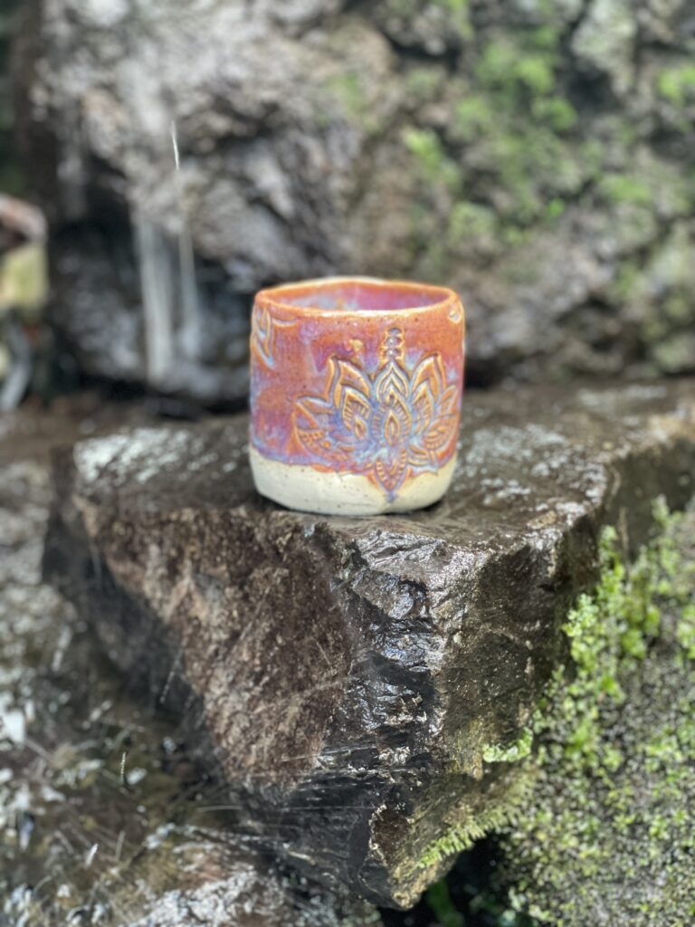 Handgemachter Keramikbecher als Geschenk für Teeliebhaber in natürlichen Farben