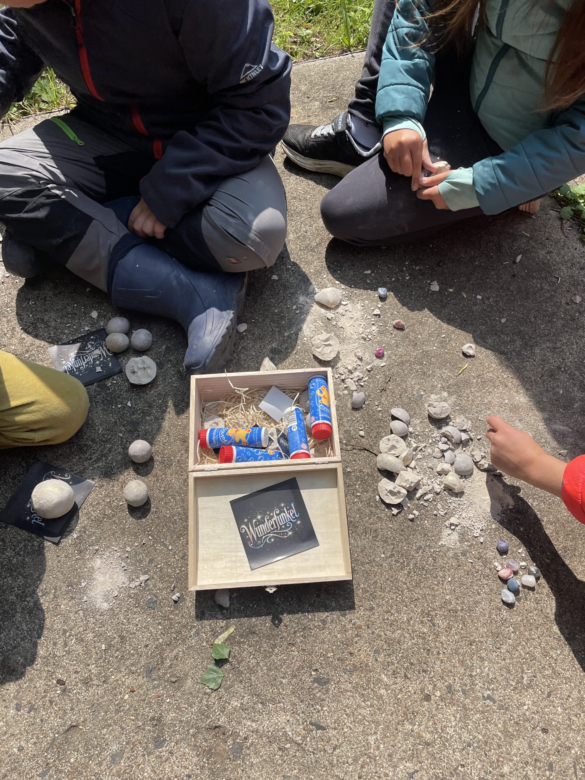Wie macht man eine Schatzsuche? Welche Spiele oder Aktivitäten passen zum Schulanfang? Schatzsuche zum Kindergeburtstag Mitgebsel Wunderfunkel