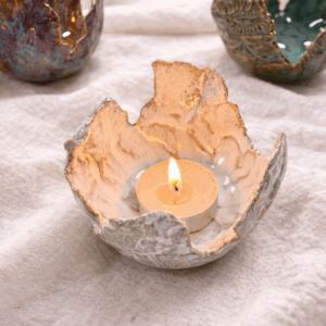 keramik windlicht weiss handgemacht in lotusform als teelichthalter für garten und wohnzimmer