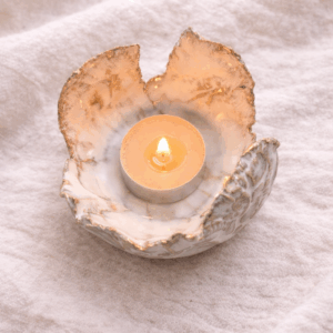 keramik windlicht weiss handgemacht in lotusform als teelichthalter für garten und wohnzimmer