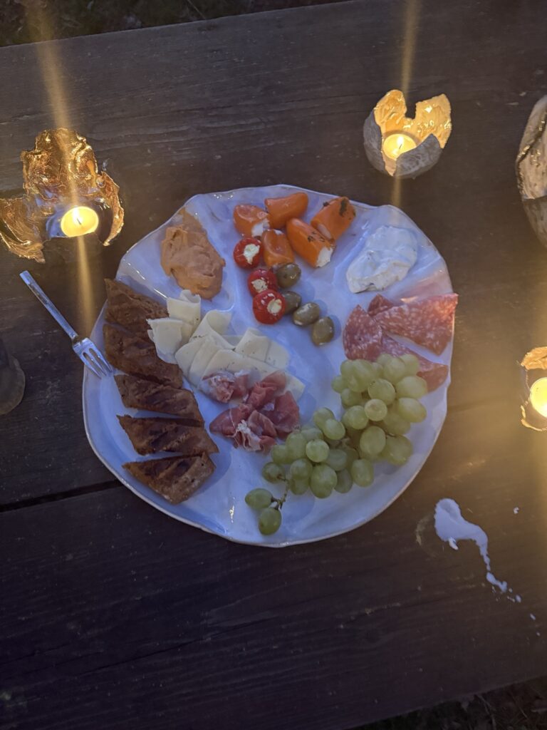 Gartentisch für Party dekorieren mit Charcuterie Platten und Keramik