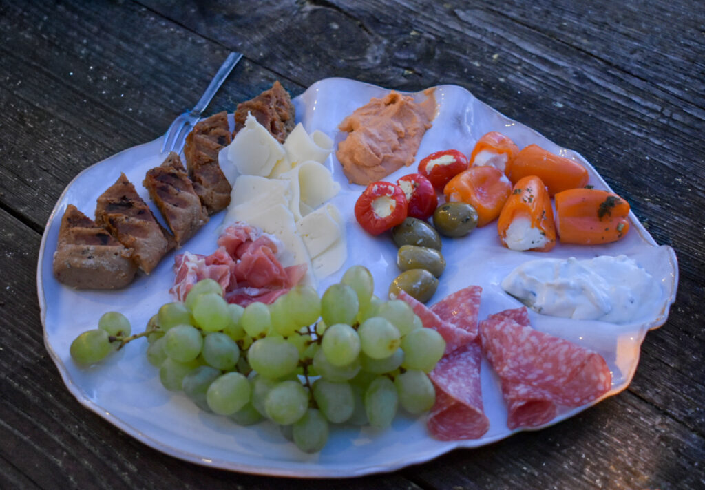 Deko Gartenparty Sommer Gartentisch für Party dekorieren mit Charcuterie Platten und Keramik Tisch Deko essen