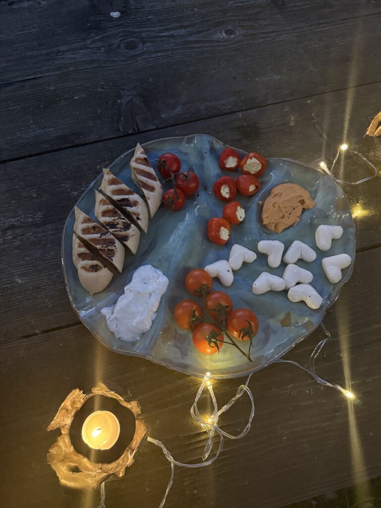 Gartentisch für Party dekorieren mit Charcuterie Platten und Keramik