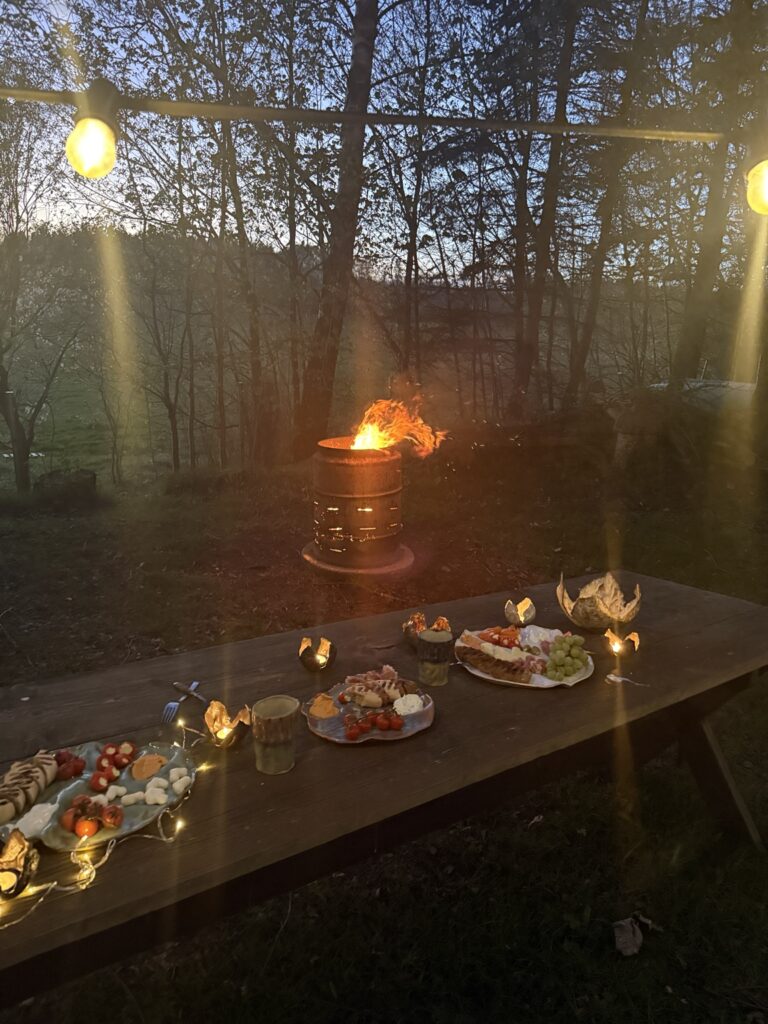 Gartentisch für Party dekorieren mit Charcuterie Platten und Keramik
