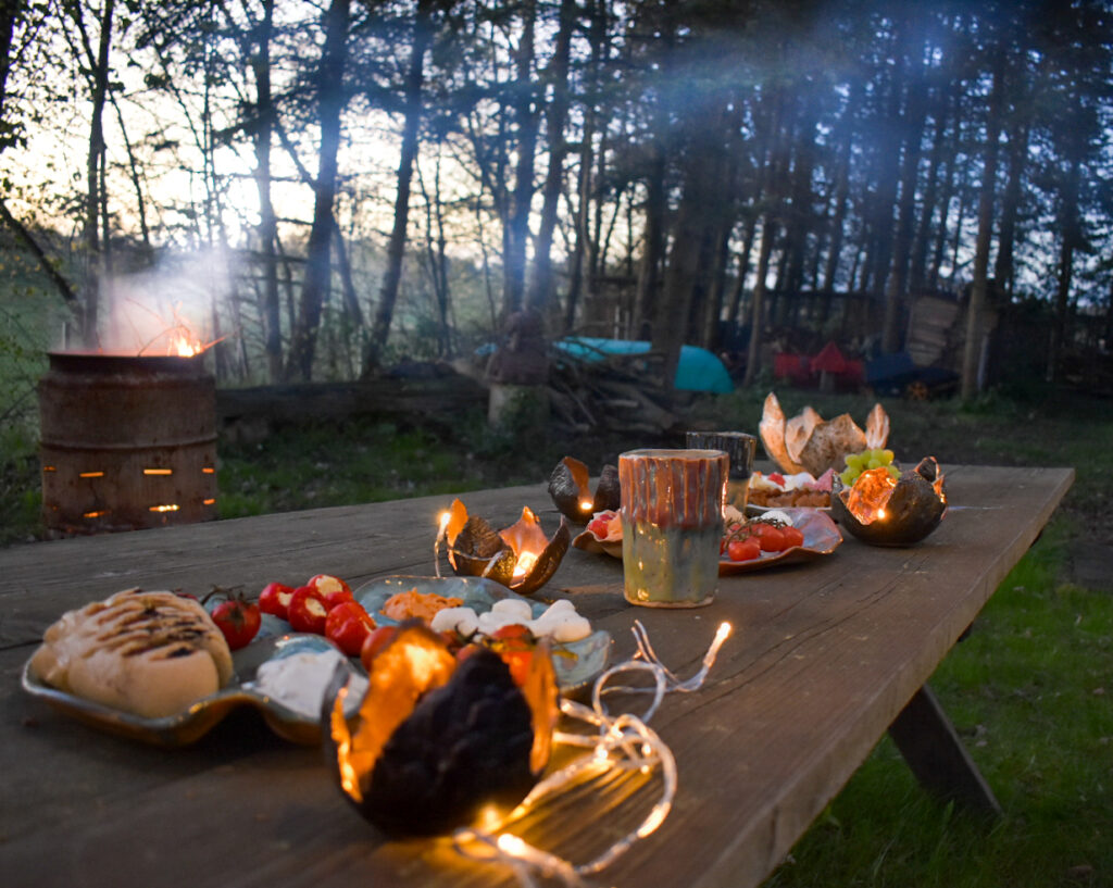 Deko Gartenparty Sommer Gartentisch für Party dekorieren mit Charcuterie Platten und Keramik Tisch Deko essen