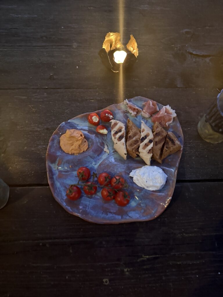 Gartentisch für Party dekorieren mit Charcuterie Platten und Keramik