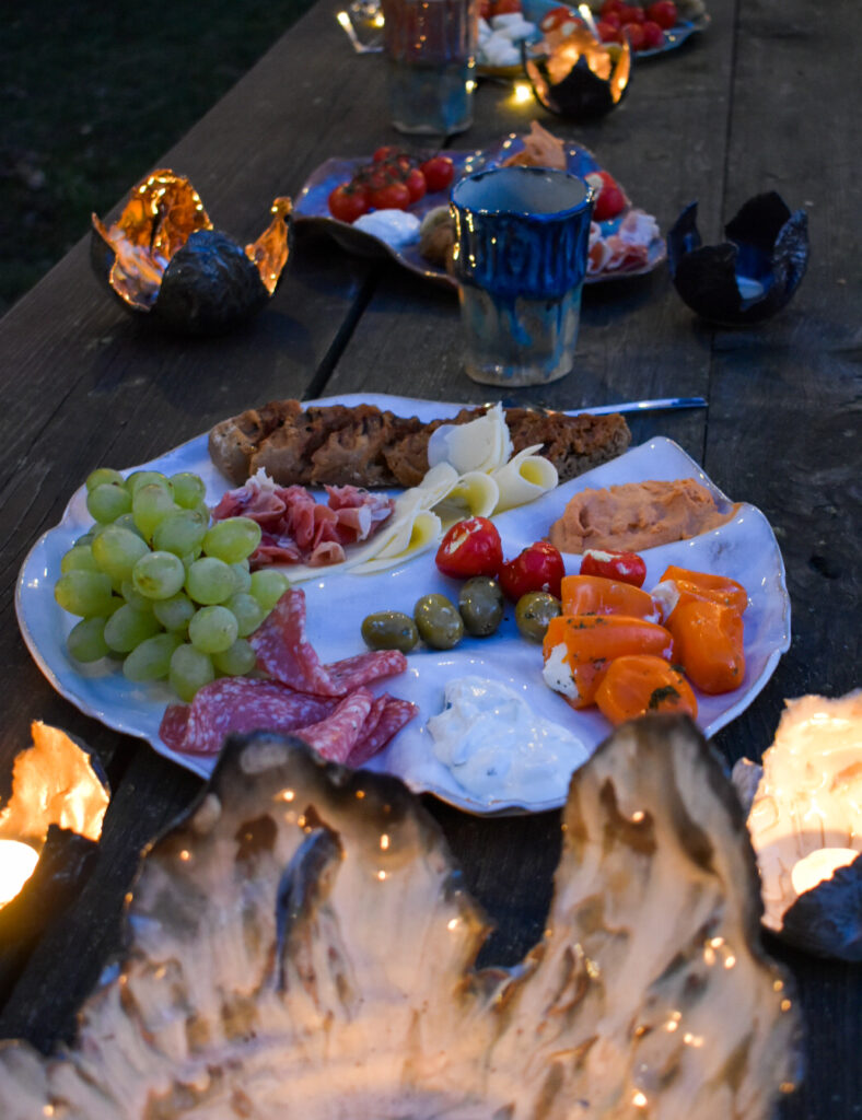 Deko Gartenparty Sommer Gartentisch für Party dekorieren mit Charcuterie Platten und Keramik Tisch Deko essen