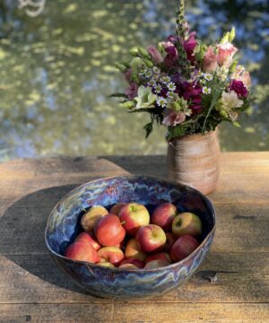 Was ist der Unterschied zwischen einer Schale und einer Schüssel? Obstschale Keramik groß blau handgemacht