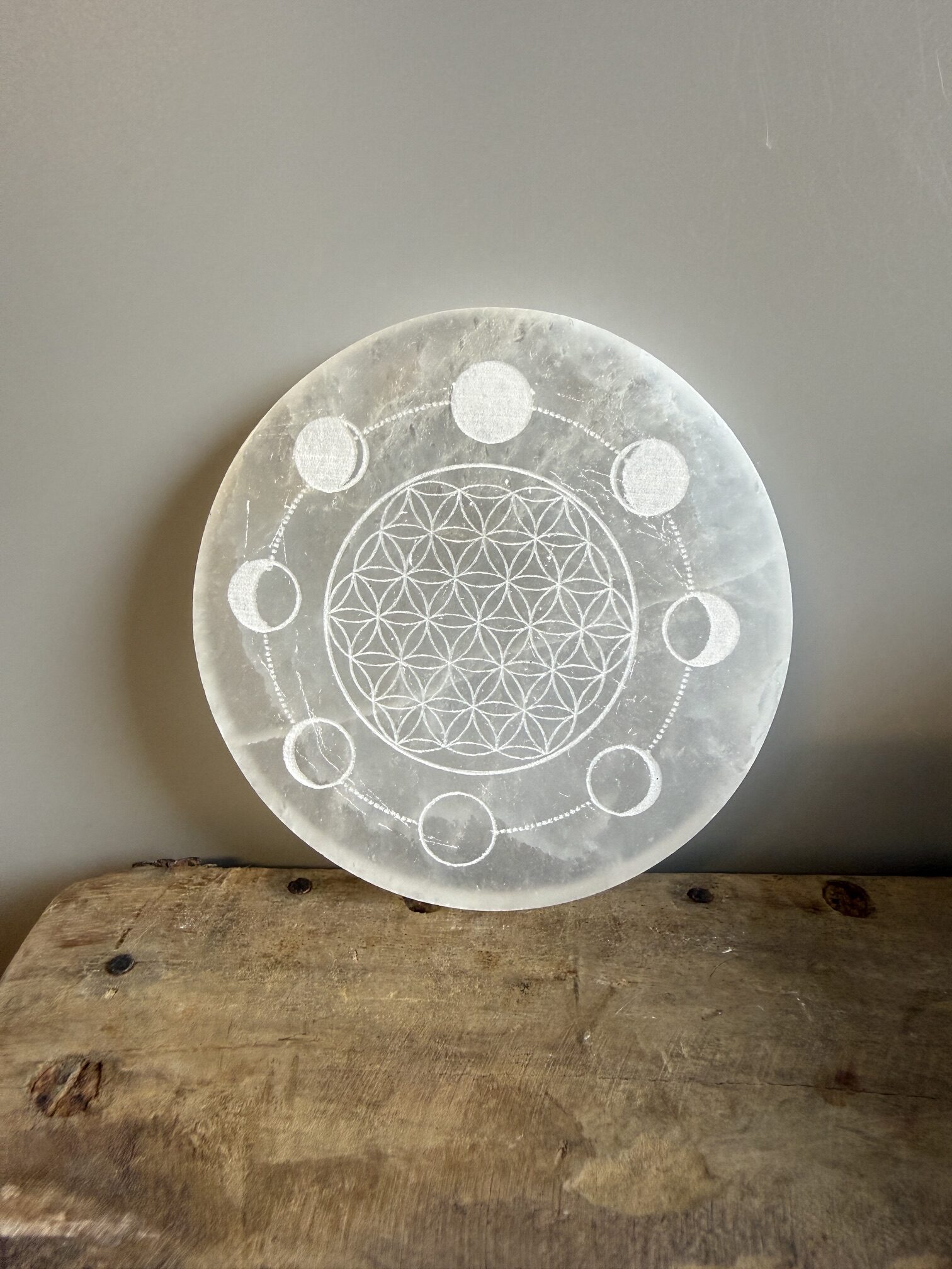 Selenit Ladeplatte mit Mondphasen & Keramikbecher – Geschenkset
