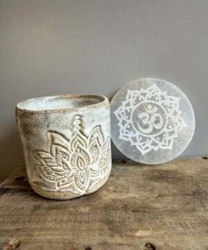 Handgemachter Lotus Keramikbecher auf Selenit Ladeplatte mit Om Symbol