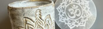 Handgemachter Lotus Keramikbecher auf Selenit Ladeplatte mit Om Symbol