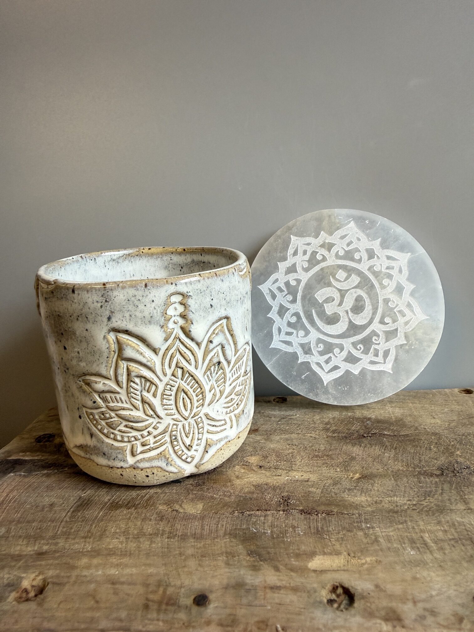 Spirituelles Geschenkset mit Selenit Ladeplatte & Lotus Keramikbecher