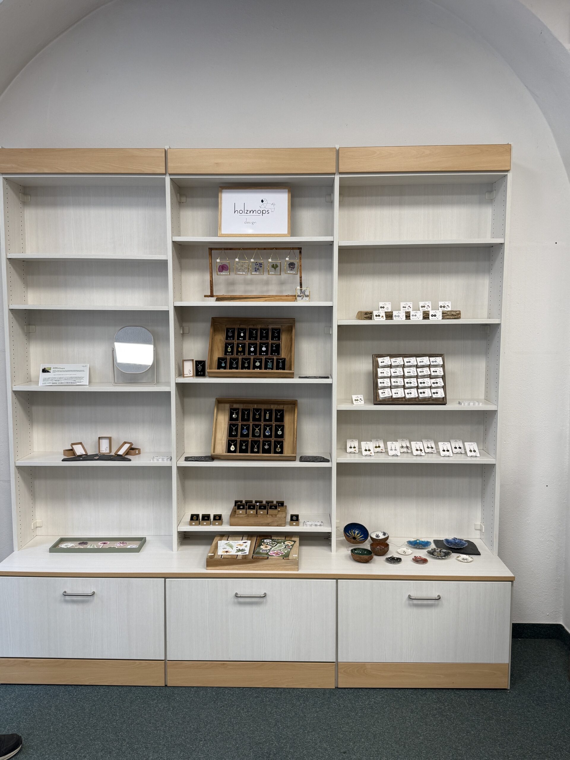 Gemeinsam eingerichteter Pop Up Store Freiberg mit Produkten und Kunst regionaler Künstler und Kunsthandwerker