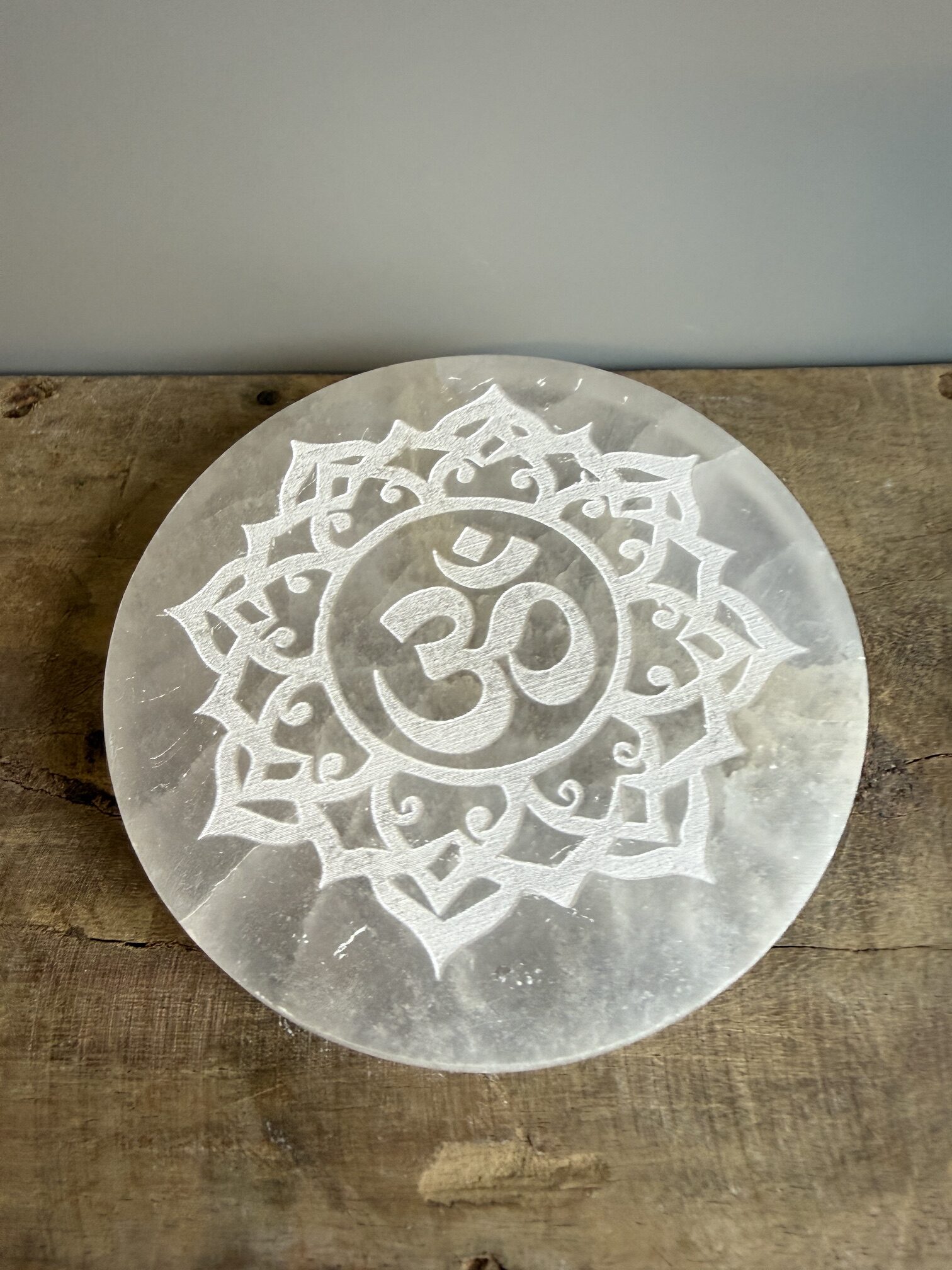 Selenit Ladeplatte mit graviertem Om Symbol