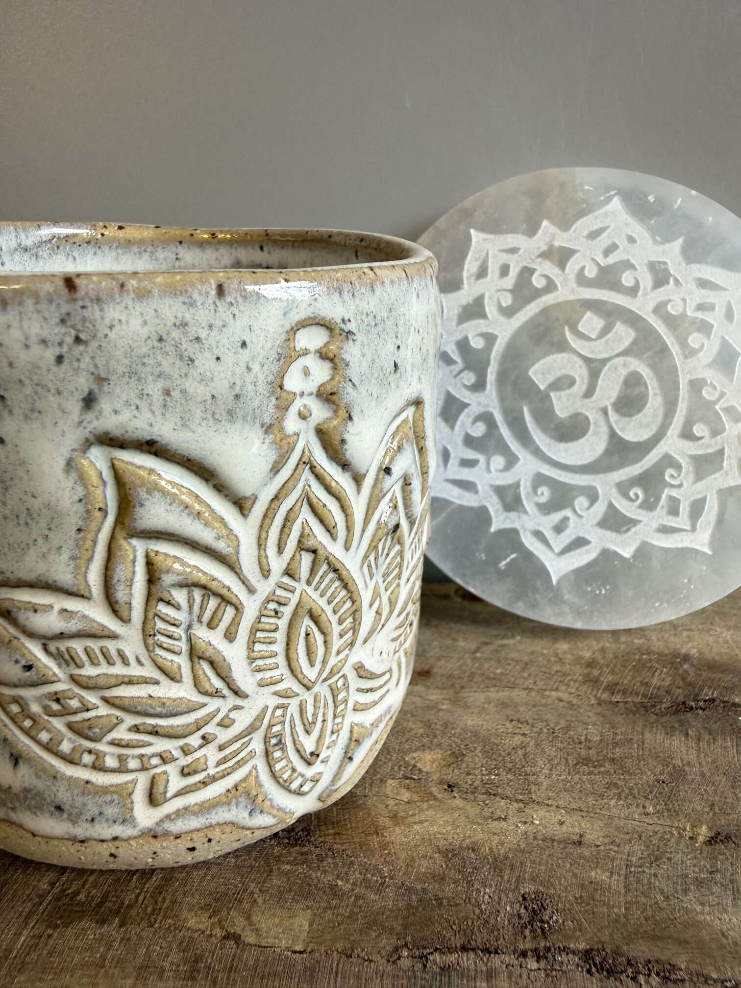 Spirituelles Geschenkset mit Selenit Ladeplatte und Lotus Keramik