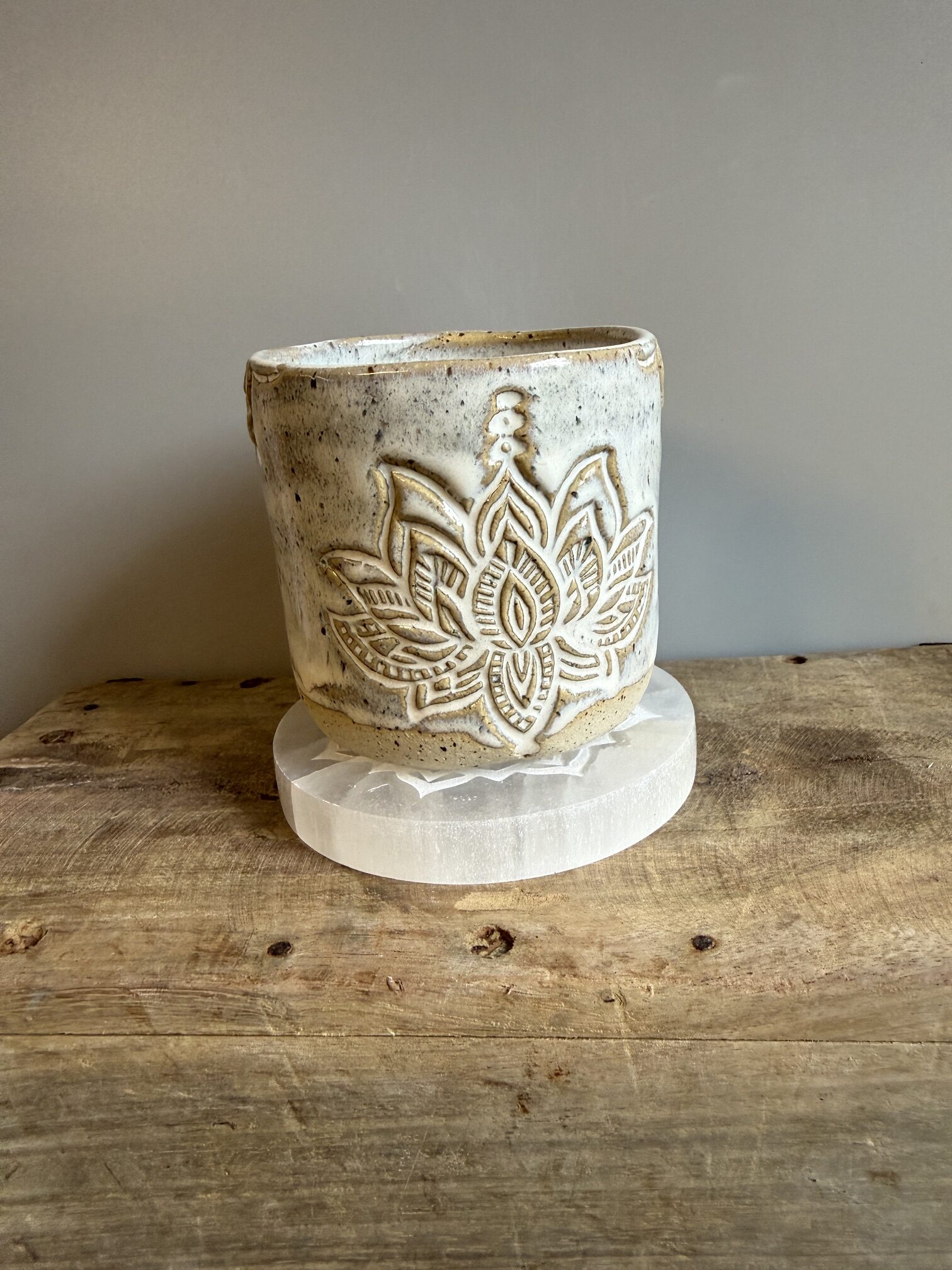 Spirituelles Geschenkset mit Selenit Ladeplatte und Lotus Keramik
