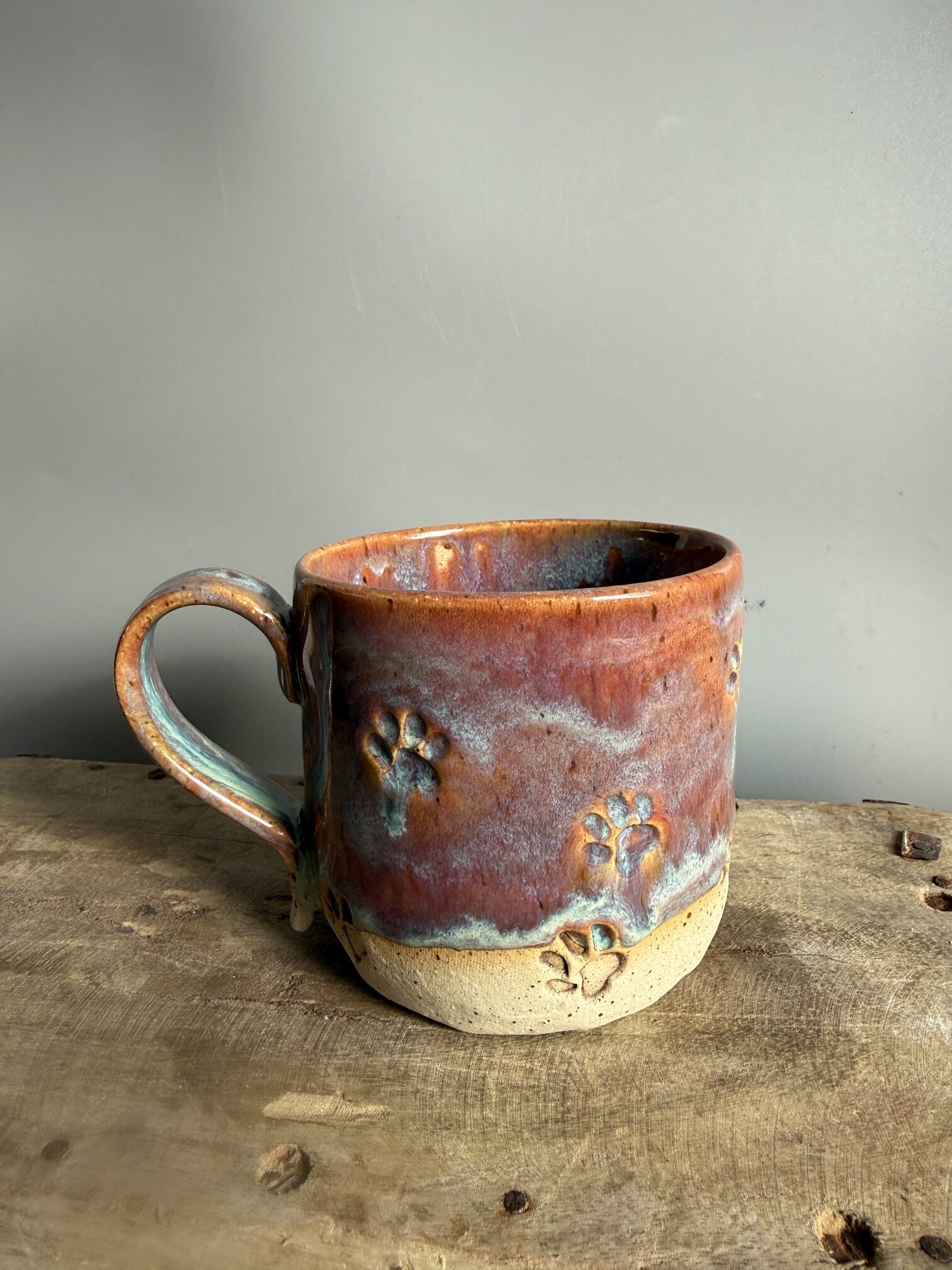 Keramik Tasse mit Pfoten als Geschenk für Hundefreunde