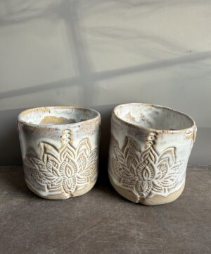 Keramik Becher Set Handgemachter Keramikbecher mit plastischem Lotusblumen-Relief, cremeweißer Glasur und natürlichen Sandtönen aus Sachsen.