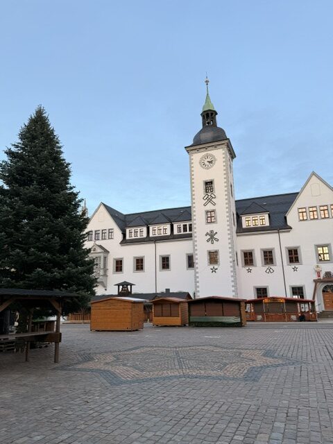 Freiberger Christmarkt auf dem historischen Obermarkt mit festlich beleuchteten Weihnachtsmarktständen
