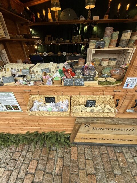 Weihnachtlich dekorierter Verkaufsstand von Keramikbrand auf dem Freiberger Christmarkt