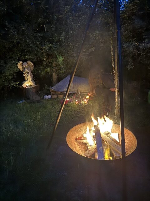 Die 8 Jahreskreisfeste: Termine und Bedeutung Die acht Jahreskreisfeste begleiten uns durch den natürlichen Wandel der Jahreszeiten. Von Imbolc und dem Erwachen des Frühlings über die Sommersonnenwende bis zu Samhain und Yule steht jedes Fest für eine besondere Phase im Jahreskreis. Sie symbolisieren Neubeginn, Wachstum, Lebensfreude, Dankbarkeit und Loslassen. Mit kleinen Achtsamkeitsritualen, Räuchern und handgemachter Keramik lassen sich die Jahreszeiten bewusst erleben und persönliche Traditionen gestalten.