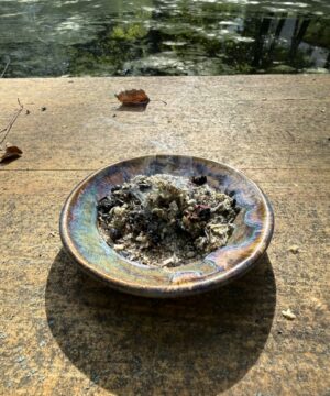Handgefertigte Räucherschale aus Keramik mit Blume des Lebens und mehrfarbiger Effektglasur